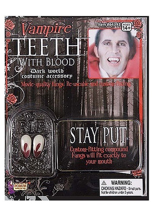 Dientes de vampiro con sangre